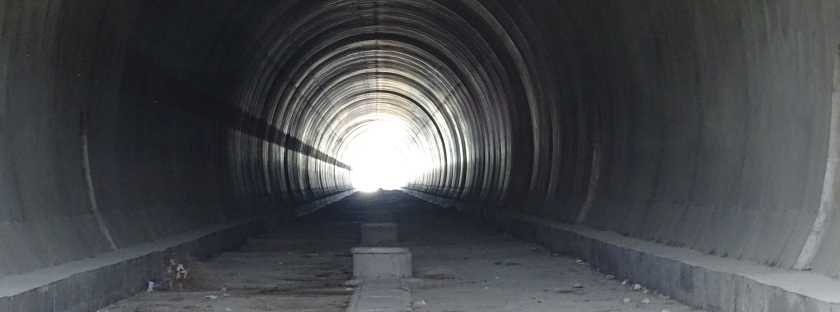 Lost Places in Georgien - Neubau der Bahnumgehung Tbilissi, nach Unterbrechung von Bauarbeiten leere Tunnel an Strecke der Eisenbahn in Gldani, Railway Bypass