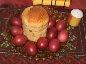 Traditionen in Georgien - Georgische Orthodoxe Kirche und Kalender: Ostern, Osterfest, rot gefärbte Eier, Kuchen, Anstoßen mit Eiern