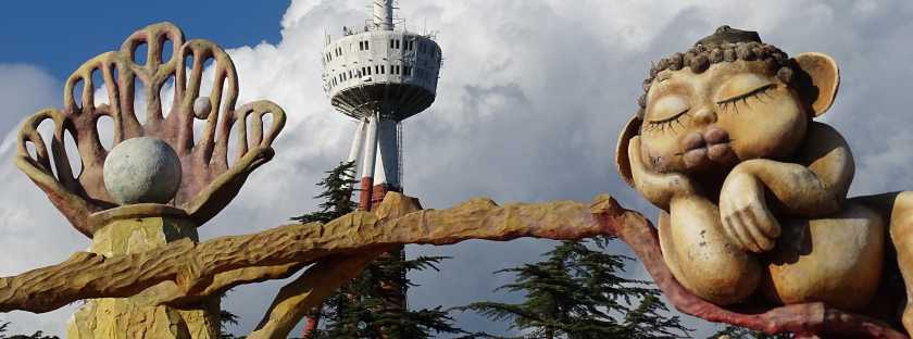 Mtazminda - Berg mit Vergnügungspark oberhalb von Tbilissi - Fernsehturm als Wahrzeichen von Tiflis - Spielgeräte, Freizeit, Touristen